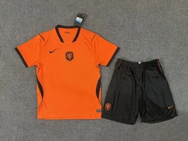 26–27 Heimtrikots der niederländischen Fußballnationalmannschaft