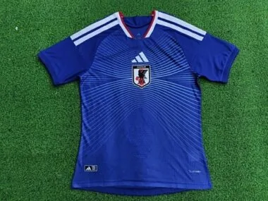 Afbeelding 11 van album Voetbalshirts voor spelers uit Japan, thuisversie 2026