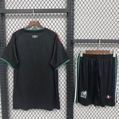 Afbeelding 2 van album 26-27 Mexico: derde voetbalshirts