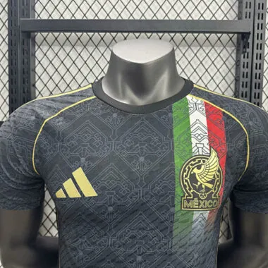 Imagem 3 do álbum Camisolas de futebol da seleção do México, versões especiais para jogadores, n.ºs 25 e 26