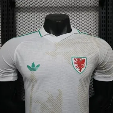 Imagem 2 do álbum Camisolas de futebol da seleção do País de Gales para jogos fora de casa de 2026 (versão dos jogadores)