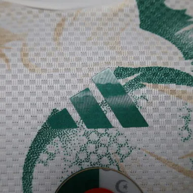 Imagem 6 do álbum Camisolas de futebol da seleção da Argélia de 2026 (versão para jogadores)