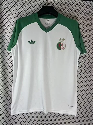 26-27 Voetbalshirts van Algerije