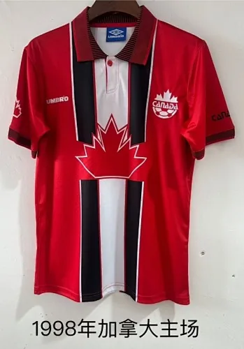 Albumhoes uit 1998 met Canadese thuisvoetbalshirts in retrostijl