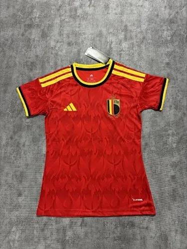 26–27 Belgien Heimtrikots der Frauenfußballnationalmannschaft