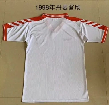Afbeelding 2 van album Retro voetbalshirts uit 1988: uitwedstrijden Denemarken