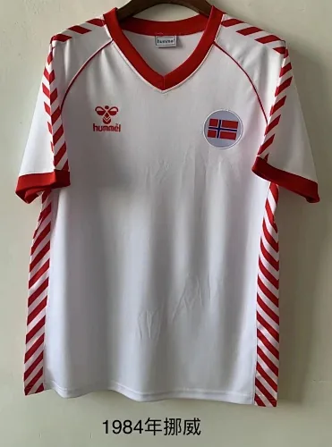 Retro voetbalshirts van Noorwegen uit 1984 (uitwedstrijden)