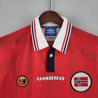 Image 2 de l’album Maillots de football rétro de l’équipe nationale de Norvège 1998/99 (à domicile)