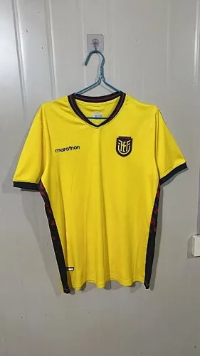 Camisolas de futebol da seleção do Equador para os jogos em casa, n.º 26-27