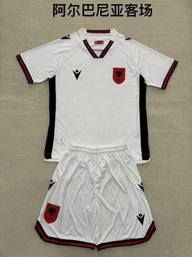 25–26 Auswärts-Fußballtrikots für Kinder der Republik Albanien