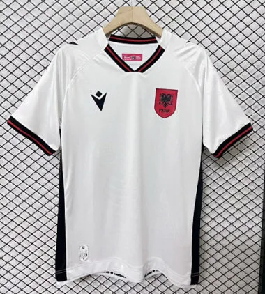 25–26 Fußballtrikots der Republik Albanien