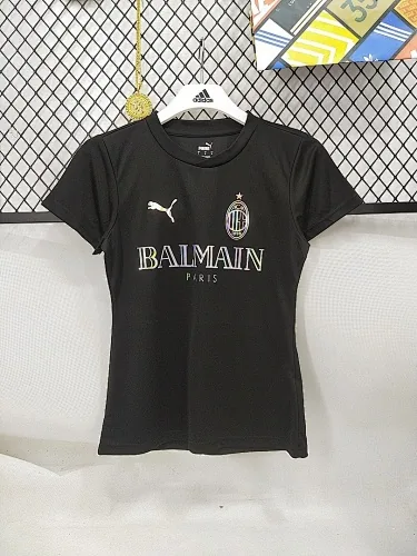 25–26 AC Mailand – Spezielle Fußballtrikots für Damen