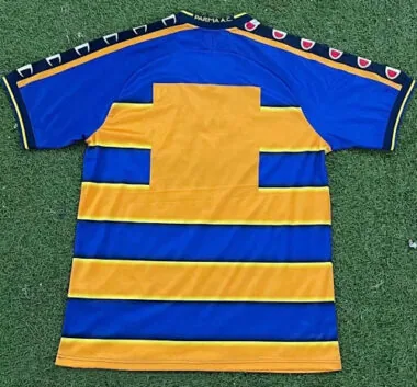 Immagine 2 dell’album Maglie da calcio retro da casa del Parma stagione 2001/02