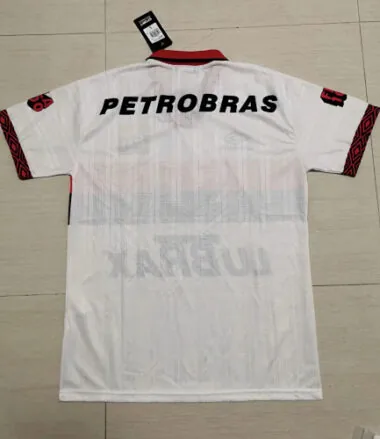 Imagen 2 del álbum Camisetas de fútbol retro del Flamengo para partidos fuera de casa de la temporada 1995/96