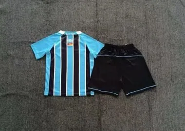Imagen 2 del álbum 25-26 Gremio Home Kids Soccer Jerseys