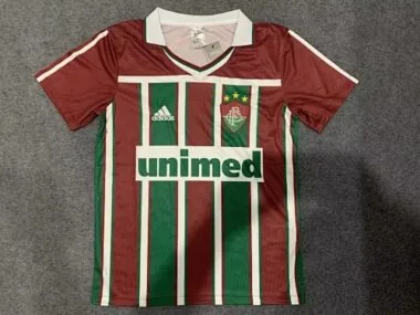 Capa do álbum Camisolas de futebol retro da equipa da casa do Fluminense da época 2002/03