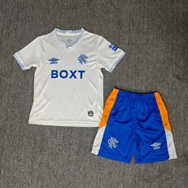 Camiseta y pantalones cortos de niño del Rangers para partidos fuera de casa, temporada 2026/27