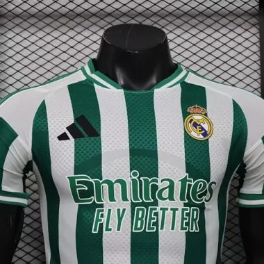 Image 2 de l’album Maillot du Real Madrid 2026/27, édition spéciale « Player Version »