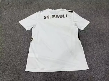 Imagen 2 del álbum Camiseta de visitante del St. Pauli para la temporada 2026/27