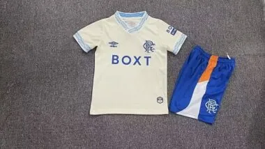 Camiseta y pantalones cortos de niño del Rangers para partidos fuera de casa, temporada 2026/27