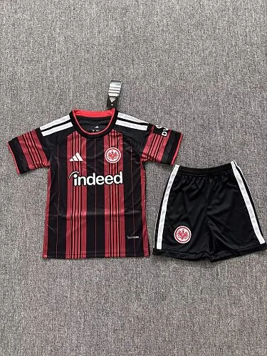 Capa do álbum Camisola e calções infantis da equipa da casa do Frankfurt para a época 2026/27