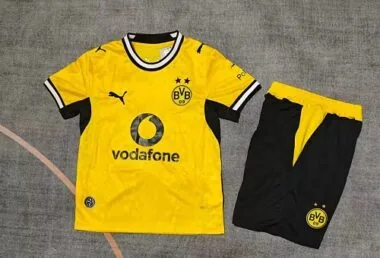 Dortmund-Heimtrikot und -Shorts für Kinder 2026/27 – Albumcover