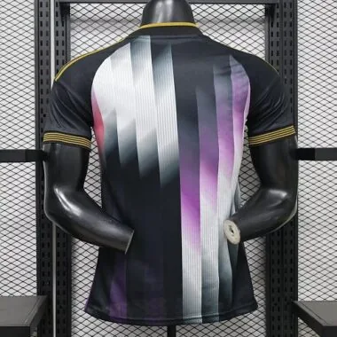 Immagine 3 dell’album Maglia del Real Madrid Edizione Speciale Stagione 2026/27 - Versione da giocatore