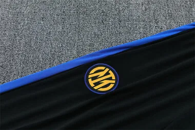 Image 10 de l’album Survêtement à manches longues de l’Inter Milan 2026/27