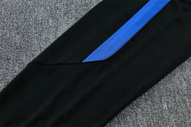 Image 12 de l’album Survêtement à manches longues de l’Inter Milan 2026/27