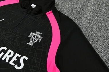 Imagem 6 do álbum Fato de treino de manga comprida Portugal 2026, preto e rosa