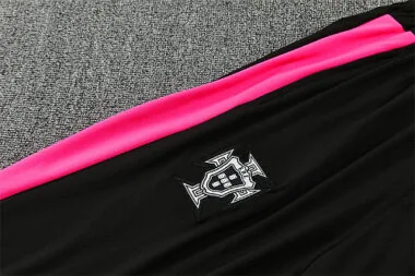 Imagem 11 do álbum Fato de treino de manga comprida Portugal 2026, preto e rosa