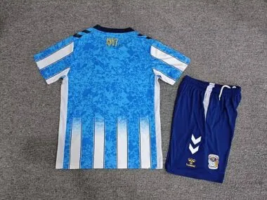 Image 2 de l’album Maillot et short pour enfants « domicile » de Coventry City, saison 2026/27