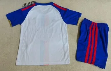 Image 2 de l’album Maillot et short pour enfants « à domicile » du Lyon pour la saison 2026/27