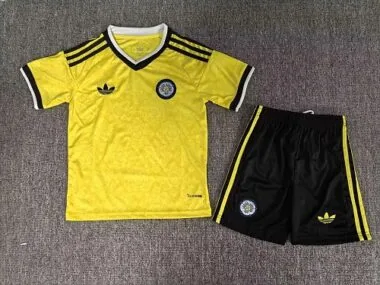 Camiseta y pantalones cortos infantiles locales del Al-Nassr, temporada 2026/27