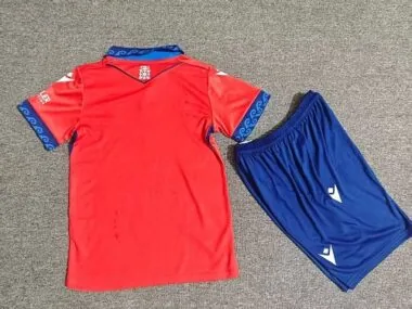 Immagine 2 dell’album Maglia e pantaloncini da bambino Osasuna per la stagione 2026/27 (divisa da casa)