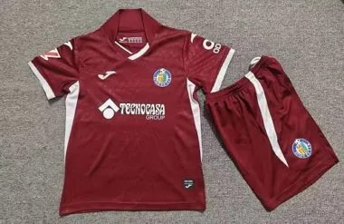 Camiseta y pantalones cortos de niño del Getafe para partidos fuera de casa, temporada 2026/27