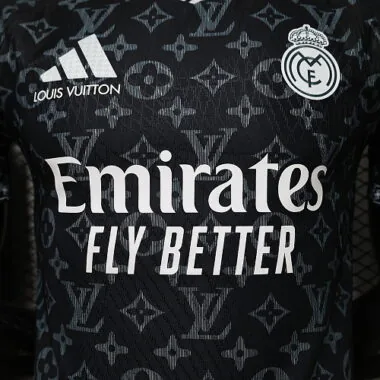 Immagine 2 dell’album Maglia del Real Madrid Edizione Speciale Stagione 2026/27 - Versione da giocatore