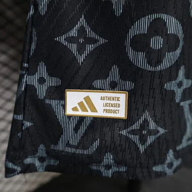 Immagine 5 dell’album Maglia del Real Madrid Edizione Speciale Stagione 2026/27 - Versione da giocatore