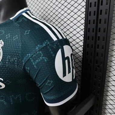 Immagine 5 dell’album Maglia da trasferta del Real Madrid 2026/27, versione giocatore