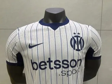 Imagen 2 del álbum Camiseta del Inter de Milán para la temporada 2026/27, versión de visitante para jugador