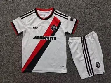 Copertina dell’album Maglia e pantaloncini da bambino per le trasferte dello Sheffield United stagione 2026/27