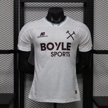 Capa do álbum «Camisa do West Ham para jogos fora de casa, época 2026/27, versão jogador»