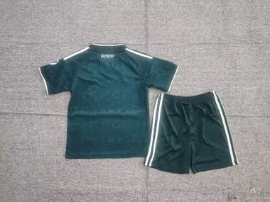 Imagen 2 del álbum Camiseta y pantalones cortos de visitante del Real Madrid para niños, temporada 2026/27