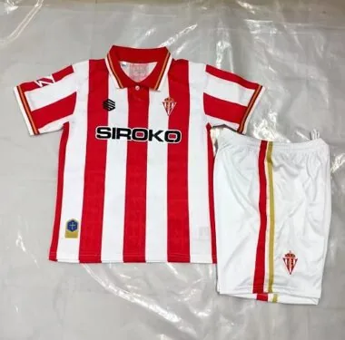 Capa do álbum: Camisola e calções infantis do Sporting de Gijón para os jogos em casa da época 2026/27