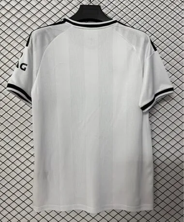 Imagem 2 do álbum Camisa de jogo fora de casa do Frankfurt 2026/27