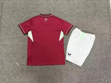 Imagem 2 do álbum Camisola e calções infantis do Burnley para jogos em casa da época 2026/27