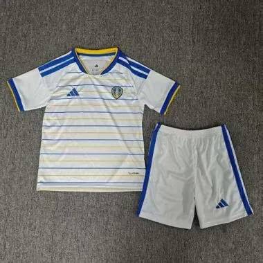 Leeds United Heimtrikot und -shorts für Kinder 2026/27 – Albumcover