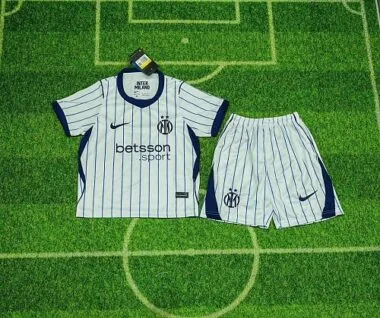 Capa do álbum: Camisola e calções infantis do Inter de Milão para os jogos fora de casa da época 2026/27