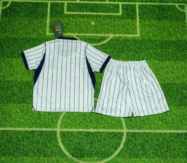 Imagem 2 do álbum Camisola e calções infantis do Inter de Milão para jogos fora de casa da época 2026/27