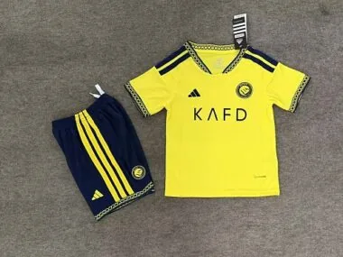Camiseta y pantalones cortos infantiles locales del Al-Nassr, temporada 2026/27